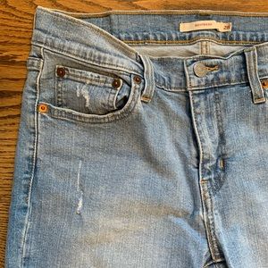 Levi’s boyfriend light wash distressed ankle jean 28